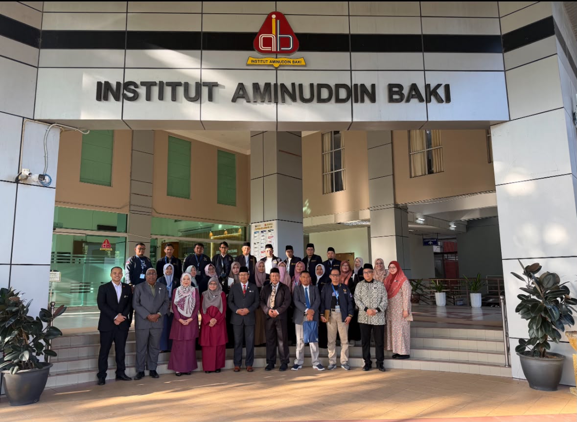 MAHASISWA PASCASARJANA IAD PRESENTASIKAN RISET DI FORUM INTERNASIONAL MALAYSIA